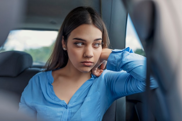 Mulher triste ou adolescente menina olhando através de uma janela de carro