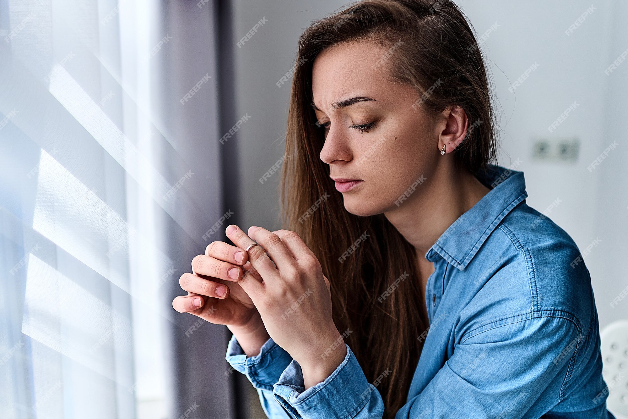 Perfil Disparado Da Mulher Triste Que Senta-se No Peitoril Da Janela Foto  de Stock - Imagem de olhar, perfil: 109238744