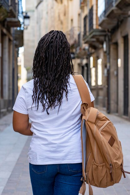 Mulher turista andando por Ciudad Rodrigo em Salamanca