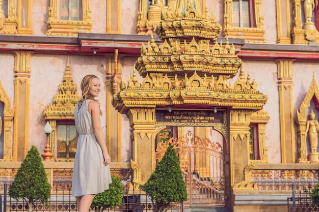 Mulher turista ao fundo do templo tailandês Wat Chalong