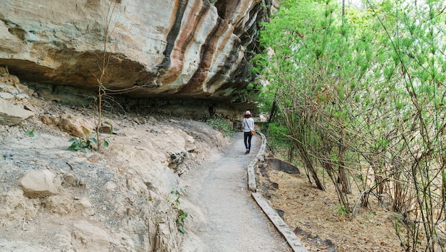 Mulher turista caminhando ao longo do caminho no Parque Nacional Pha Taem Ubon Ratchathani Province Tailândia