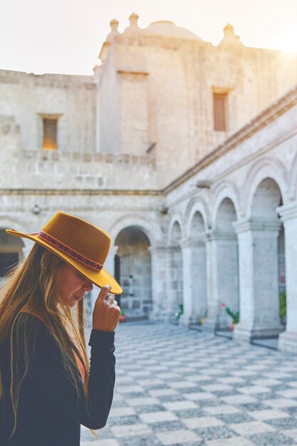 Foto mulher turista caminhando de férias na rua arequipa peru foco seletivo