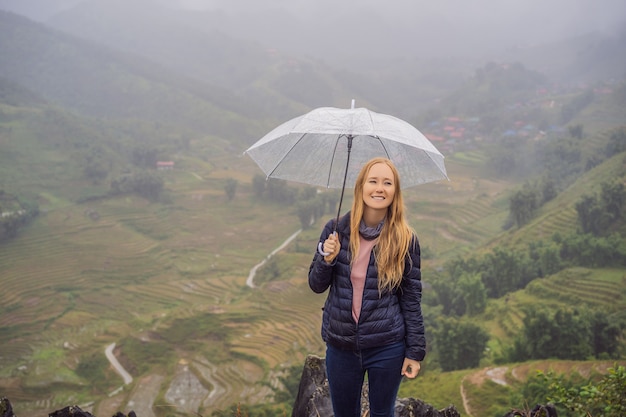 Mulher turista com guarda-chuva na sapa no meio do nevoeiro noroeste vietnã vietnã viagem conceito unesco