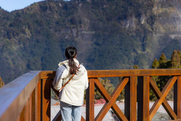 Foto mulher turista de pé na montanha em alishan, em taiwan