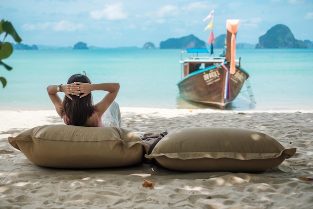 Mulher turista descansa na bela ilha da praia no destino de verão, viagem na Ásia, férias de verão tropicais e conceito de férias