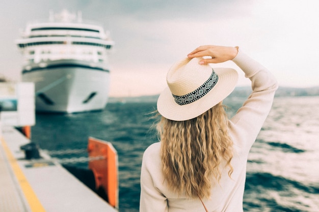 Foto mulher turista em frente a uma grande viagem de cruzeiro