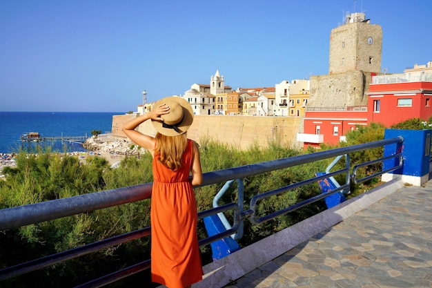 Mulher turista em Termoli com cidade histórica fortificada e castelo em Molise Itália