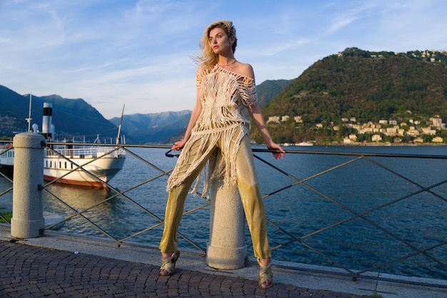 Mulher turista estilo de moda de verão viajar para a europa turista de moda mulher elegante turista na moda