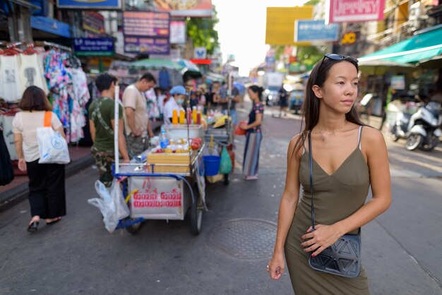 Mulher turista explorando a cidade de Bangkok na Khao San Road