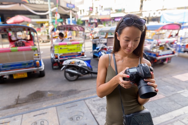 Mulher turista explorando a cidade de bangkok na khao san road