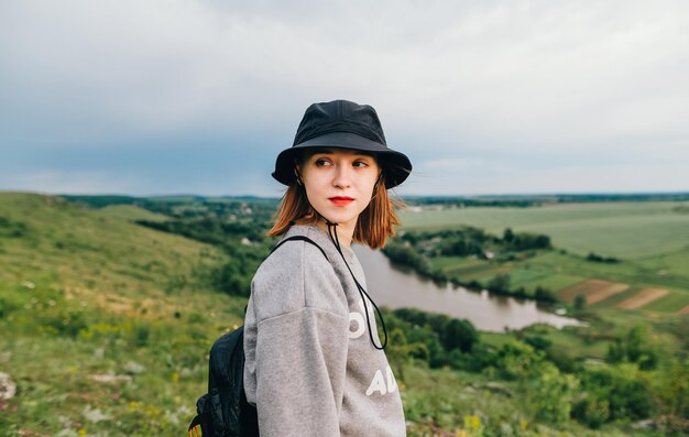 Mulher turista fica em uma colina no saguão da paisagem ucraniana