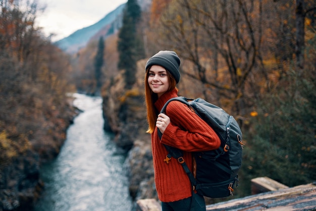 Mulher turista mochila rio montanhas outono foto de alta qualidade
