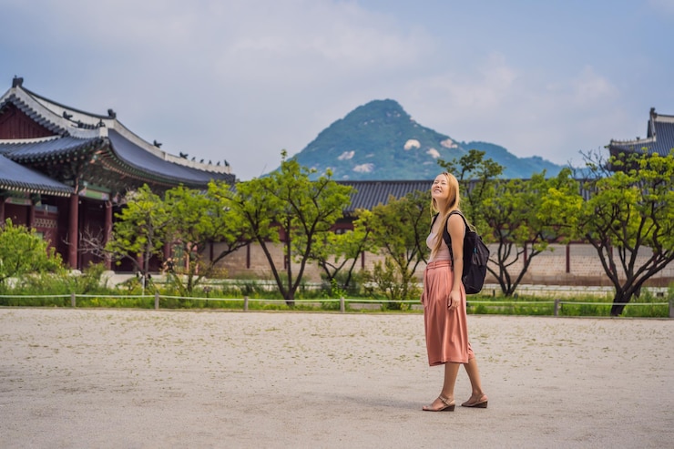 Foto mulher turista na coreia gyeongbokgung palace em seul coreia do sul viajar para o conceito de coreia