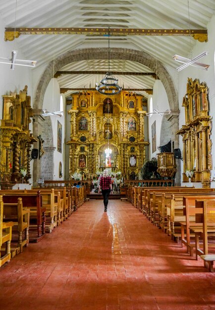 Mulher turista na Igreja Yucay no Vale Sagrado dos Incas na cidade de Cusco