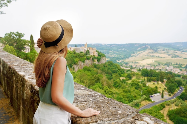 Mulher turista na pacífica cidade de orvieto, desfrutando da paisagem calma das colinas da úmbria, na itália central autêntica