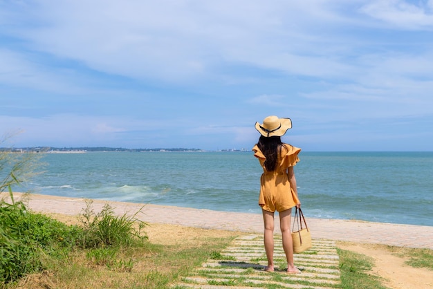 Mulher turista na praia de areia