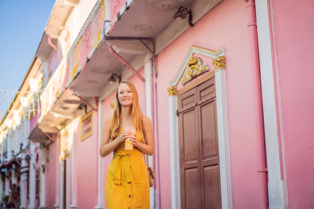 Mulher turista na rua no estilo português Romani na cidade de Phuket Também chamada de Chinatown ou cidade velha