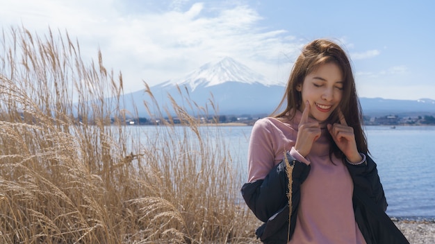 Mulher turista no monte fuji, lago kawaguchiko, japão.