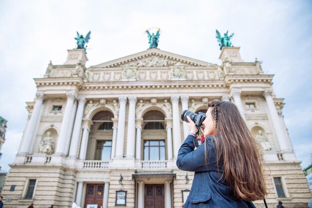 Mulher turista tirando foto do antigo espaço de cópia do conceito de viagem do edifício europeu