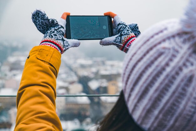 Mulher turista tirando selfie da cidade de inverno