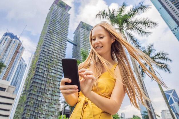 Mulher turista usando aplicativo de navegação no celular Mapa de navegação em um smartphone em uma cidade grande