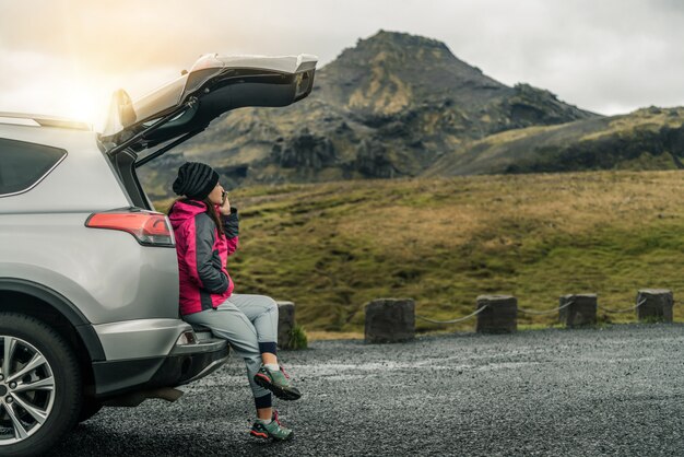 Mulher turista viajando de carro SUV