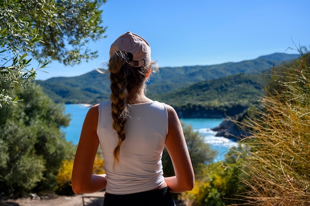 Mulher turista visitando a antiga cidade de stageira à beira-mar na Grécia