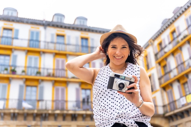 Mulher turista visitando a cidade olhando fotos de viagens aproveitando o conceito de férias de verão de viajante feminina e criadora de conteúdo digital
