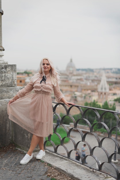 Foto mulher turística incrível caminhando pelas ruas de roma