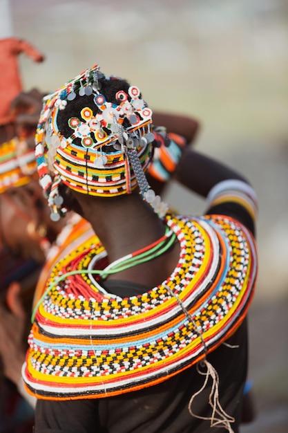 mulher turkana usando a perla feita à mão jóia tradicional