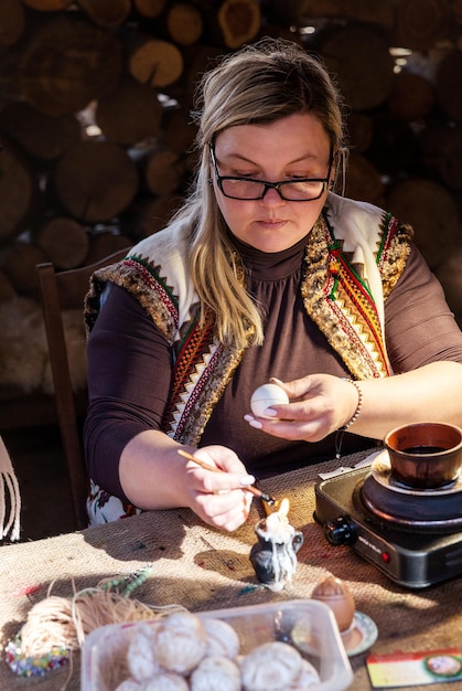 Mulher ucraniana pinta ovos de Páscoa com cera Ucrânia