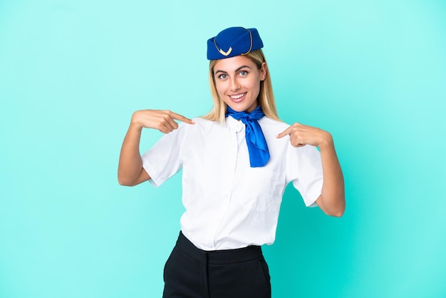 Mulher uruguaia aeromoça isolada em fundo azul com expressão facial de surpresa