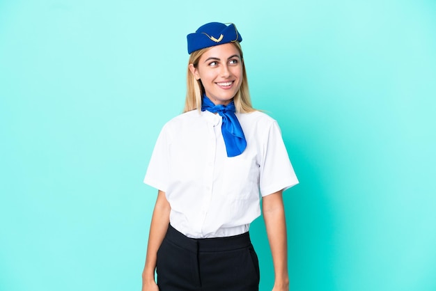 Foto mulher uruguaia aeromoça isolada em fundo azul rindo