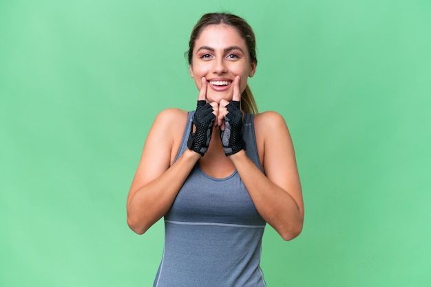 Mulher uruguaia bonita esporte sobre fundo isolado, sorrindo com uma expressão feliz e agradável