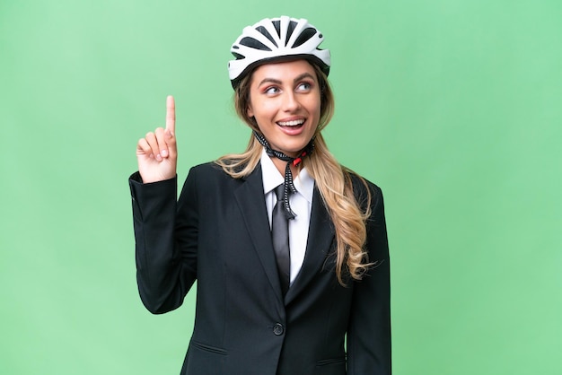Mulher uruguaia de negócios usando um motociclista de capacete sobre fundo isolado com a intenção de perceber a solução enquanto levanta um dedo