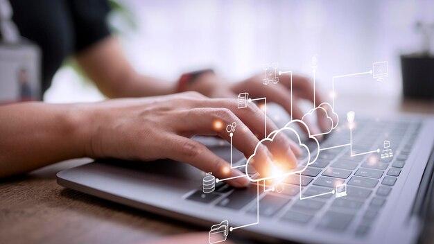 Mulher usa laptop com diagrama de computação em nuvem à disposição Tecnologia em nuvem Armazenamento de dados Conceito de rede e serviço de internet