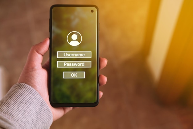 Foto mulher usa smartphone para inserir nome de usuário e senha sistema de segurança de tecnologia prevenir hackers