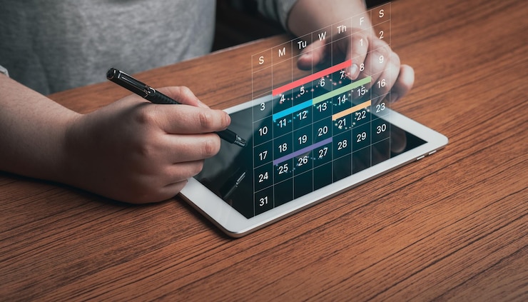 Foto mulher usa tablet digital para marcar datas no calendário de hologramas virtuais horário de negócios