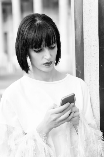 Mulher usa telefone celular em paris frança