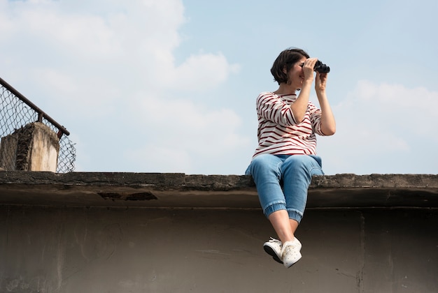 Mulher, usando, binocular, explore, procurar