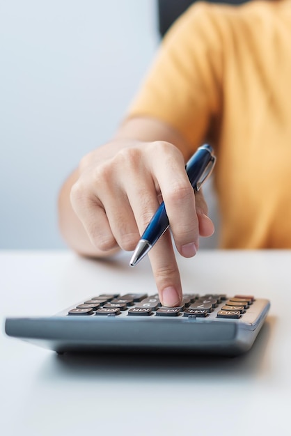 Mulher usando calculadora Contrato de aluguel de finanças e conceitos contábeis