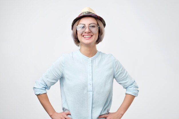 Mulher usando chapéu de verão muito feliz sorrindo com sorriso largo mostrando seus dentes perfeitos