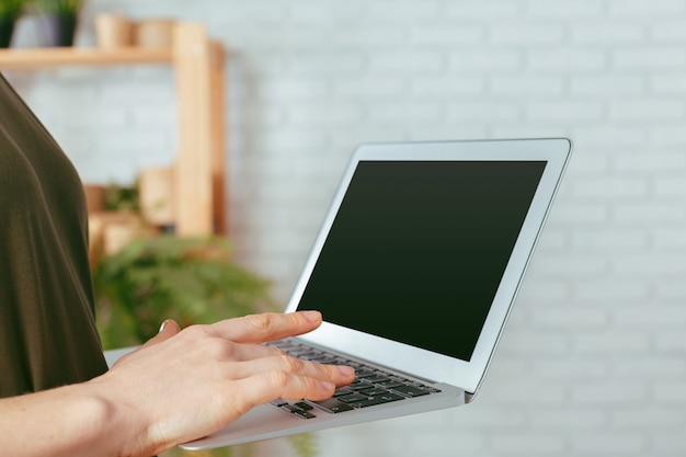 Mulher, usando computador portátil, dentro