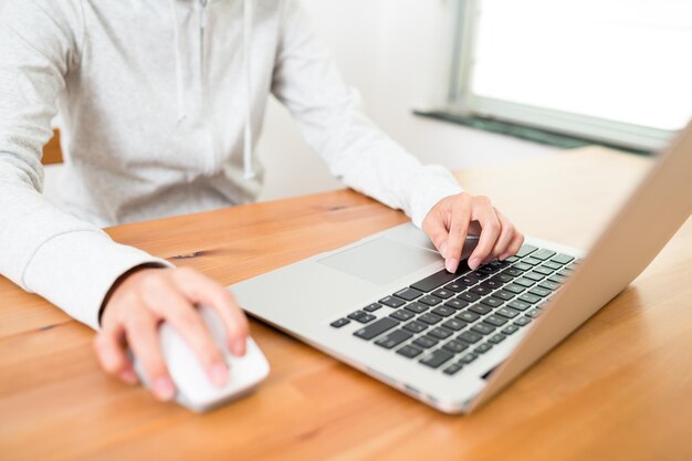 Mulher usando computador portátil