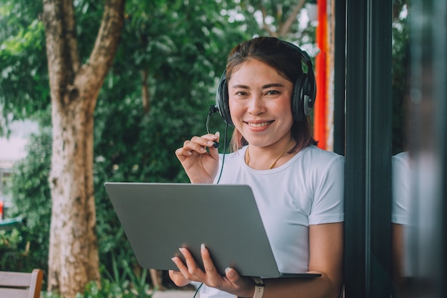 Mulher usando computador, trabalho, treinamento, aula, negócios online, coaching