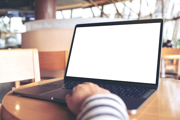 Mulher usando e tocando laptop com tela de desktop branca em branco