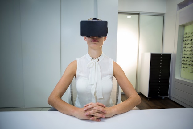 Mulher usando fone de ouvido de realidade virtual