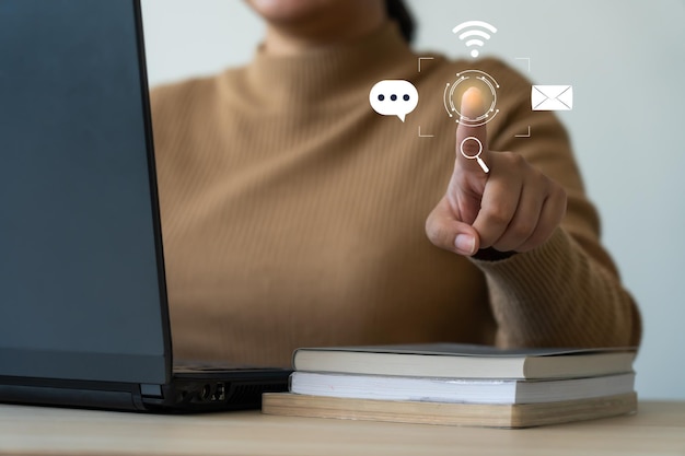 Mulher usando laptop conectando-se à rede global de dados e mercado digital