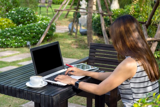 Foto mulher usando laptop em cafés