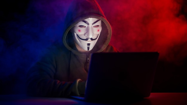 Mulher usando laptop em casa
